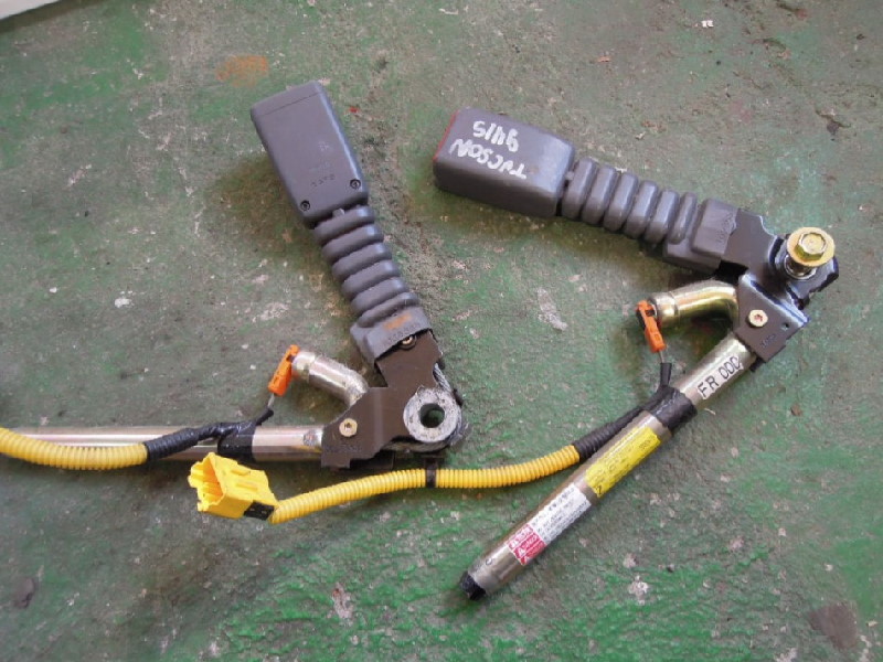 Преднатяжитель ремня водителя range rover. Преднатяжитель для кабеля. Преднатяжитель ремня водителя. Преднатяжитель ремня водителя. Ford fiesta преднатяжители ремней.